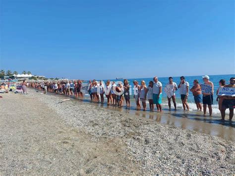 Savonesi In Spiaggia Contro Il Rigassificatore Una Catena Umana Da