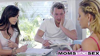 Cuando Hace Demasiado Calor Para Concentrarse La Milf Cachonda Comienza A Desvestirse Frente A