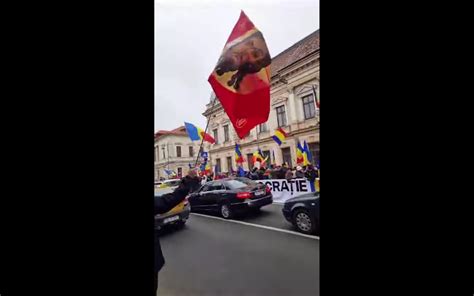 Video Steagul De Lupt Al Armatei Ruse Fluturat La Protestul Aur Din