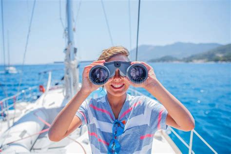 Petit Garçon à Bord D un Yacht à Voile En Croisière D été Voyage