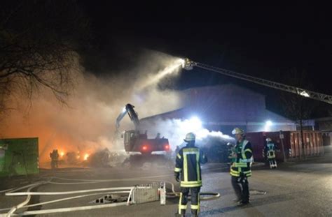 Lagerhalle Geht In Flammen Auf