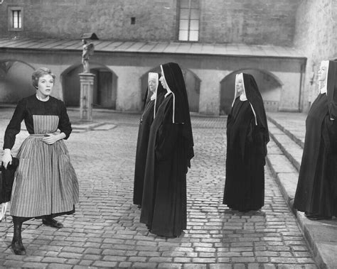 Julie Andrews As Maria With Nuns In The Sound Of Music 8x10 Photo 20x25cm Color