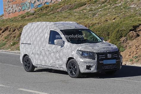 2021 Renault Kangoo Makes Spyshots Debut, Should Go Electric - autoevolution