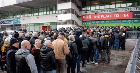 Incidente Motorbike Expo Di Verona Stuntman Sale Con L Auto Su Una