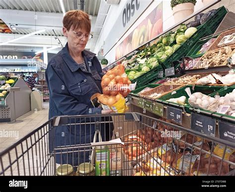 Zwiebeln Supermarkt Hi Res Stock Photography And Images Alamy