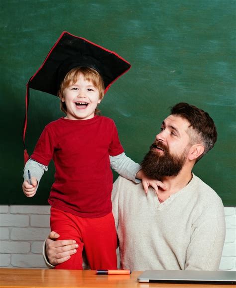 O Professor Brinca A Crian A Pr Escolar Sendo Alegre E Emocionada