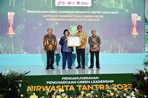 Wali Kota Sukabumi Raih Penghargaan Green Leadership Nirwasita Tantra