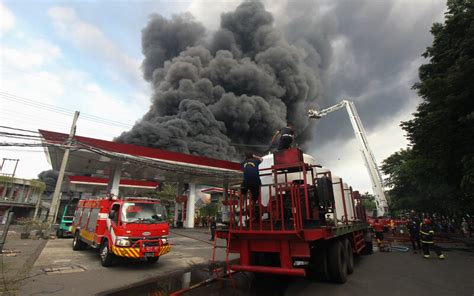 Pabrik Dan Gudang Palet Plastik Di Tandes Terbakar 22 Unit Mobil