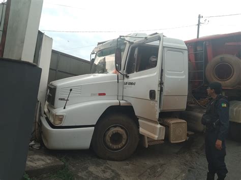 Motorista Sinais De Embriaguez Colide Carreta Em Resid Ncia De