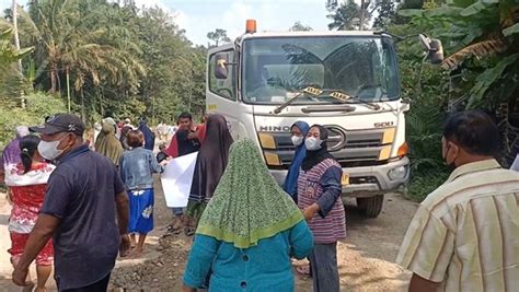 Emak Emak Nekat Adang Truk Operasional Kilang Pemecah Batu Video