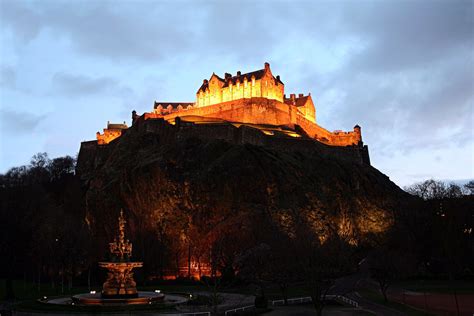 Edinburgh castle at night :) | Edinburgh castle scotland, Edinburgh ...