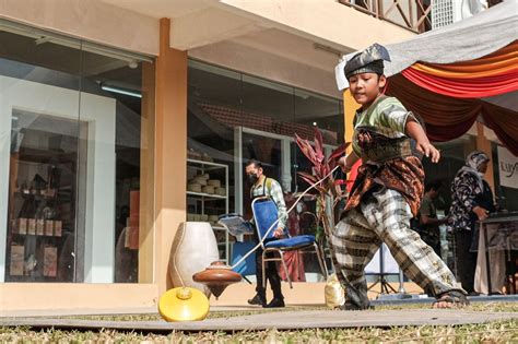 Adam Tuah Hidupkan Warisan Gasing Tradisional Kosmo Digital