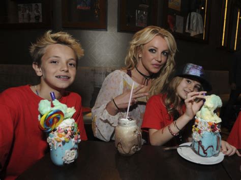 Galerie Foto Britney Spears nu și a mai v zut b ieții de peste un an