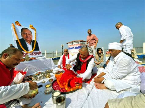 Prayagraj: Samajwadi Party president Akhilesh Yadav performs rituals ...