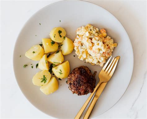 This Potatoes and Eggs Dish is a Great Dinner Idea - foodisinthehouse.com