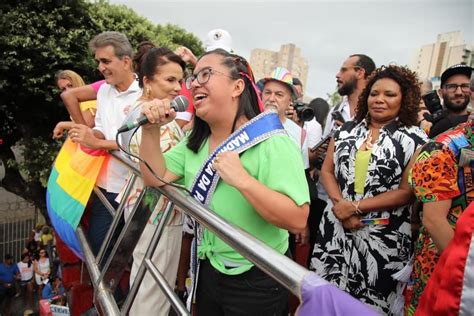 Madrinha Da Parada Lgbt Ana Paula Matos Prega Respeito E Destaca