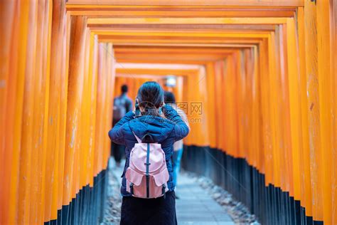 帕努瓦人们年轻女在日本亚洲京都旅游观光景点很受欢迎在日本京都游览观光景点时看着充满生机勃的橙色托里城大门程碑神道高清图片下载 正版图片308049606 摄图网