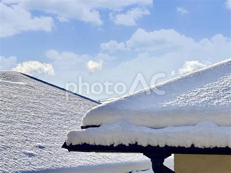 屋根に積もった雪 No 25789232｜写真素材なら「写真ac」無料（フリー）ダウンロードok