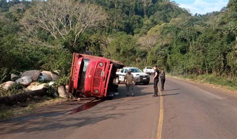 Volc Un Cami N Cargado Con Yerba En Ruta