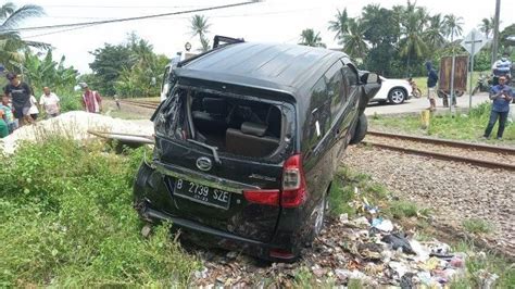 Daihatsu Xenia Luluh Lantak Terpental Di Sisi Rel Separuh Bodi Hancur