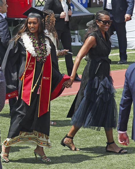 Barack E Michelle Obama V O Formatura Da Filha Ca Ula Nos Eua