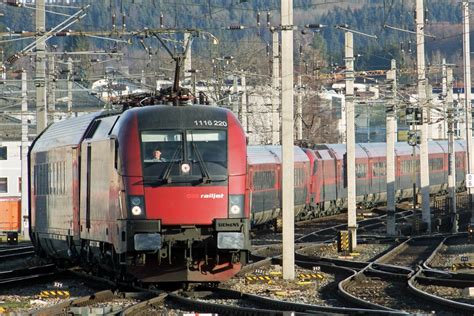 Railjet Bei Der Einfahrt In Salzburg Bahnbilder De