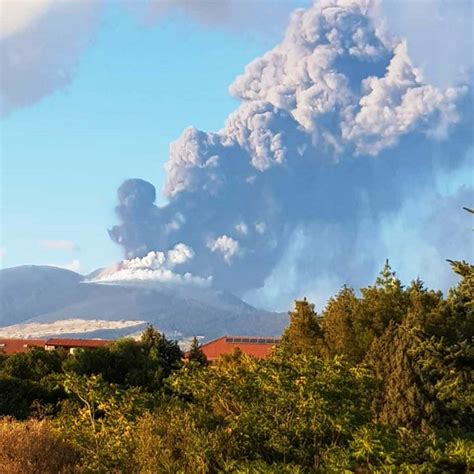 Etna Eruzione Fortissima Dal Cratere Di Sud Est Nube Di Cenere Verso