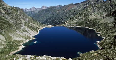 Lake in Pyrenees · Free Stock Photo