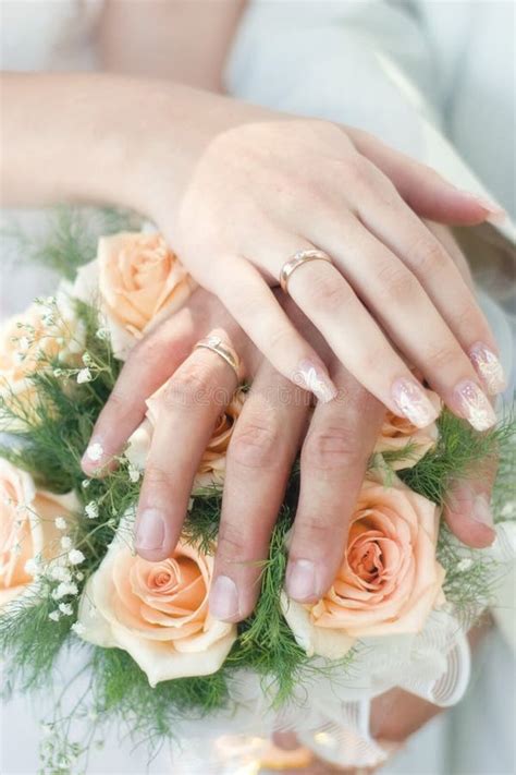 Manos Con Los Anillos De Bodas Imagen De Archivo Imagen De Marido