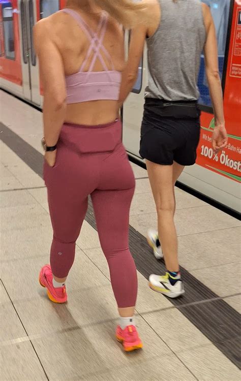 Great Sporty Ass And Legs In Pink Leggings Spandex Leggings Yoga