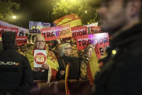 Miles De Personas Protestan Contra La Amnist A Frente A Las Sedes Del