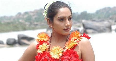 Checkthizin Kannada Actress Ragini Dwivedi Awesome Hot And Sexy Bikini Pics