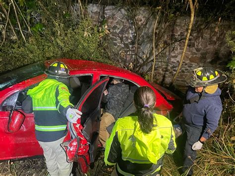 Auto Sale Del Camino Y Vuelca En El Libramiento Surponiente A La Altura