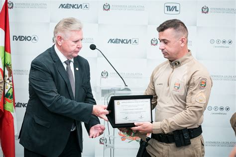 Ag Ncia Alesc Pm De Santa Catarina Homenageado Na Alesc Por Ato Heroico