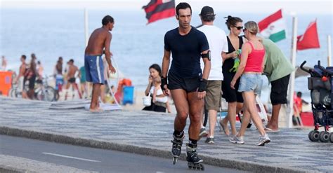 Apresentador C Sar Tralli Anda De Patins E Exibe As Pernas Saradas No