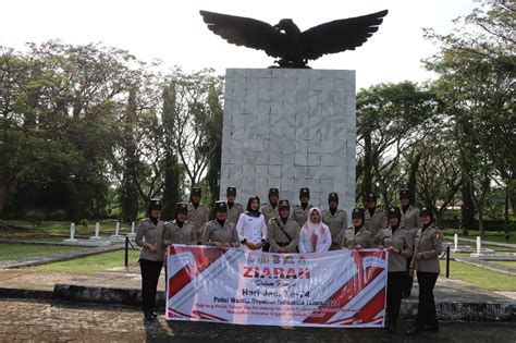 Polwan Polres Lampung Selatan Ziarah Di Tmp Kesuma Bangsa Dalam Rangka