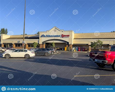 Everett Wa Usa August Wide View Of The Entrance To Albertsons