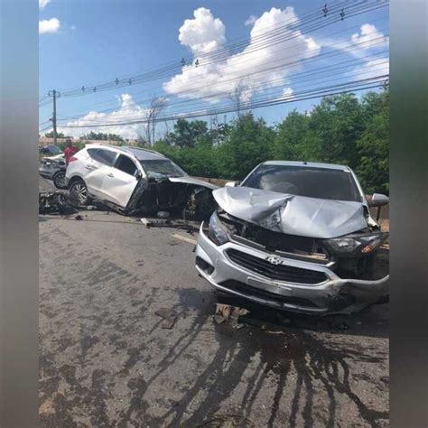 Três carros se envolvem em acidente no início de um viaduto em Cuiabá