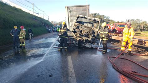 Duas pessoas morrem carbonizadas em acidente na Fernão Dias em Betim