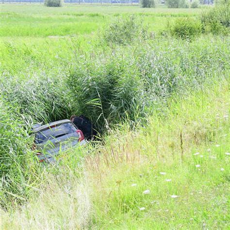 Auto Te Water In Hoofddorp Bestuurder Gewond Omstanders Schieten Te