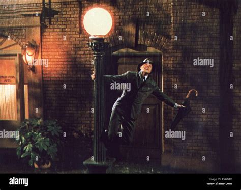 Gene kelly singing in the rain hi-res stock photography and images - Alamy