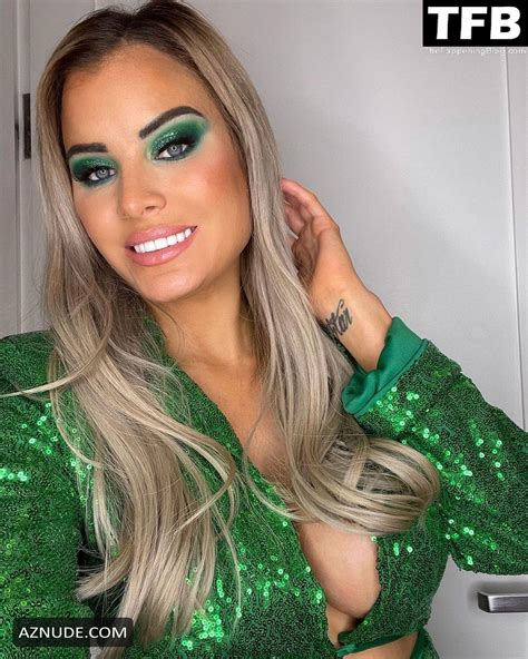 Carla Howe Sexy Seen Flaunting Her Hot Cleavage And Legs As She Leaves