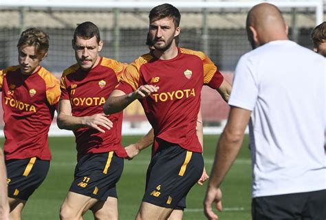 Trigoria Roma In Campo Per Preparare La Sfida Con Il Napoli FOTO