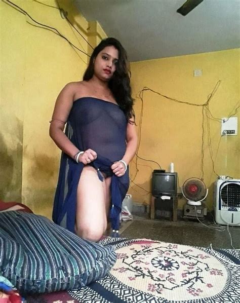 Married Bhabhi Seducing Photos In Transparent Saree