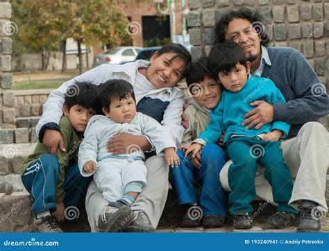 Familia Latina Sentada En La Calle Imagen De Archivo Imagen De Boliviano Hija 193240941