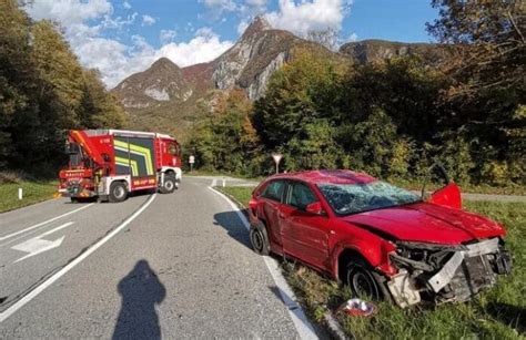 Zapeljal Na Nasprotni Pas Se Prevra Al In Tr Il V Nasproti Voze A