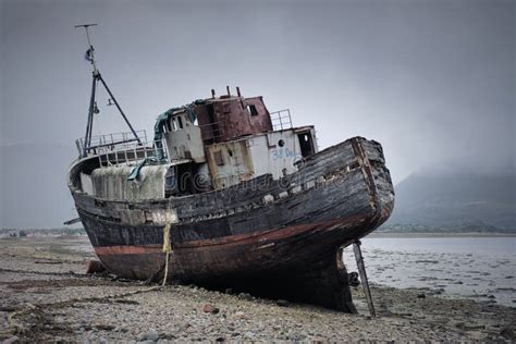 Lugar De Un Naufragio El Antiguo Barco Pesquero De Arrastre Abandonado