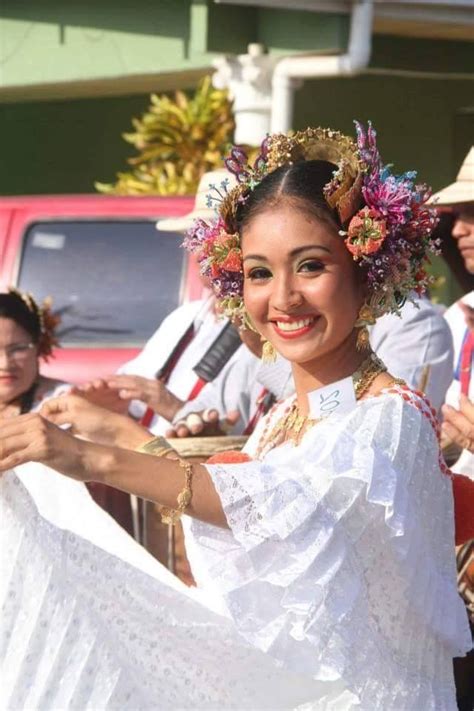 pollera blanca en tela de letín y trencilla industrial con pimpollos