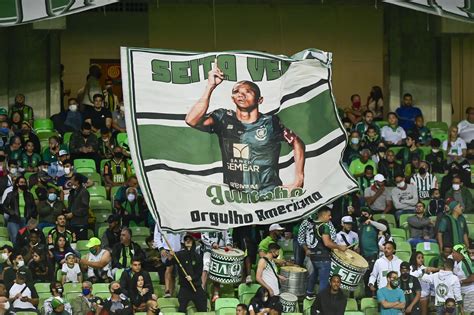 América MG completa 110 anos e torcida elege seleção da história