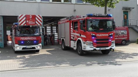 Defektes Tor HLF 20 2 DLK 23 12 Und RTW Der Feuer Und Rettungswache